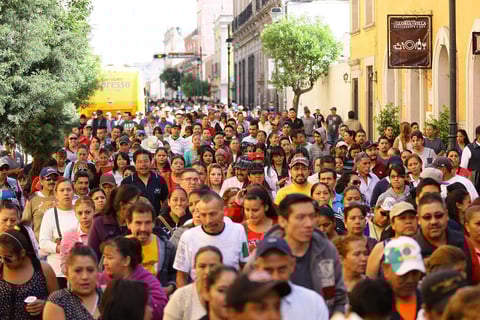 El contingente de sindicatos de la Uni&oacute;n Nacional de Trabajadores y del Magisterio Unido de Durango march&oacute; por la calle 5 de Febrero.