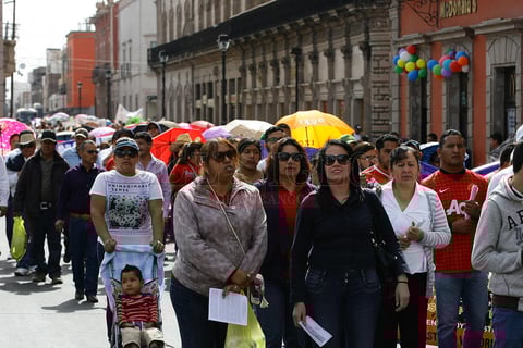 Posteriormente llegaron los m&eacute;dicos a la Plaza Fundadores, mientras los obreros de los distintos sindicatos afiliados a la CTM arribaron al Jard&iacute;n de San Antonio de donde partieron a la plaza IV Centenario.