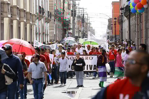Desde las 8:00 horas se empez&oacute; a ver movimiento de trabajadores de distintos sectores en varias zonas de la ciudad. Los primeros en manifestarse fueron los miembros del STEUJED, en la plaza IV Centenario.