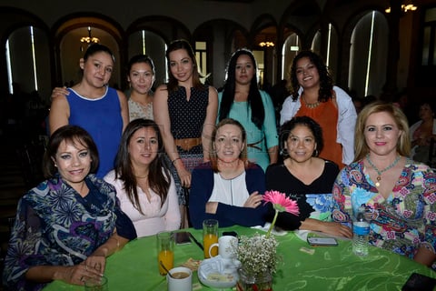 Amigas reunidas en el evento.