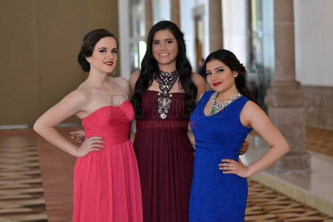 Amigas en desfile de modas.