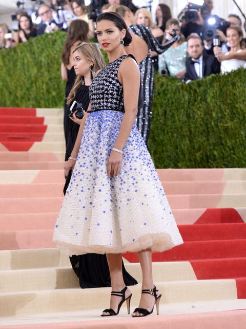 Desfilan famosos en la gala del Met