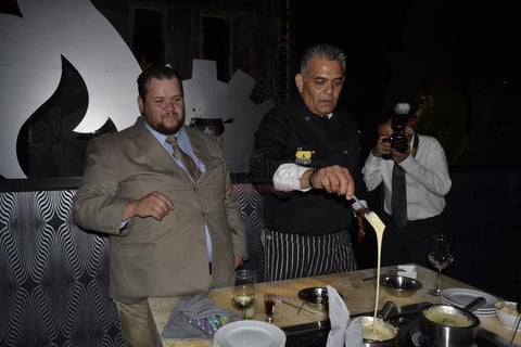 Fondue’s Factory ofrece productos importados como el emblemático Fromage (Queso), el cual es preparado y fundido en la mesa del comensal, acompañado de vegetales  y pan artesanal.