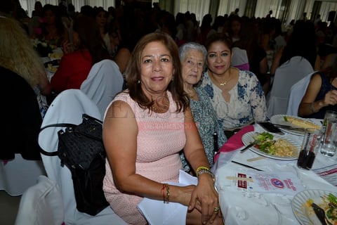 El Salón Blanco recibió a las mamás para agasajarlas con una espléndida recepción en donde el objetivo de hacerlas pasar una tarde inolvidable, se cumplió.