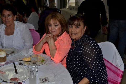 Las mamás disfrutaron de una comida preparada especialmente para esta ocasión, donde el buen ambiente predominó toda la tarde.