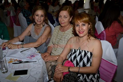 El Salón Blanco recibió a las mamás para agasajarlas con una espléndida recepción en donde el objetivo de hacerlas pasar una tarde inolvidable, se cumplió.