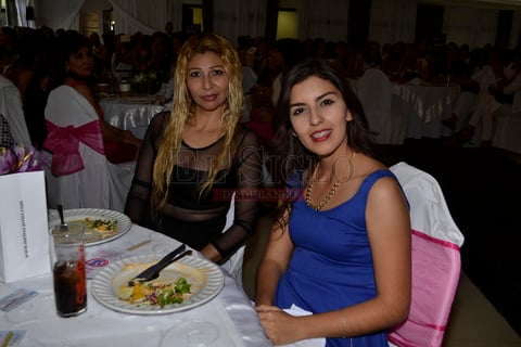 Las mamás disfrutaron de una comida preparada especialmente para esta ocasión, donde el buen ambiente predominó toda la tarde.