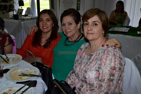 El Salón Blanco recibió a las mamás para agasajarlas con una espléndida recepción en donde el objetivo de hacerlas pasar una tarde inolvidable, se cumplió.