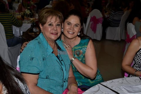 Las mamás disfrutaron de una comida preparada especialmente para esta ocasión, donde el buen ambiente predominó toda la tarde.