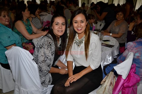 El Salón Blanco recibió a las mamás para agasajarlas con una espléndida recepción en donde el objetivo de hacerlas pasar una tarde inolvidable, se cumplió.