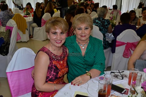 El Salón Blanco recibió a las mamás para agasajarlas con una espléndida recepción en donde el objetivo de hacerlas pasar una tarde inolvidable, se cumplió.