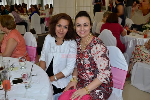 El Salón Blanco recibió a las mamás para agasajarlas con una espléndida recepción en donde el objetivo de hacerlas pasar una tarde inolvidable, se cumplió.