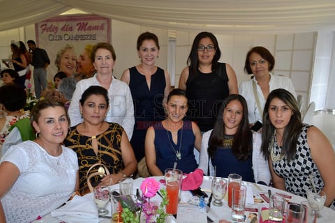 Las mamás disfrutaron de una comida preparada especialmente para esta ocasión, donde el buen ambiente predominó toda la tarde.