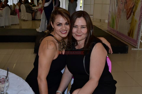 El Salón Blanco recibió a las mamás para agasajarlas con una espléndida recepción en donde el objetivo de hacerlas pasar una tarde inolvidable, se cumplió.