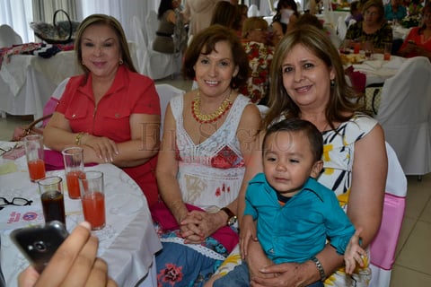 Las mamás disfrutaron de una comida preparada especialmente para esta ocasión, donde el buen ambiente predominó toda la tarde.