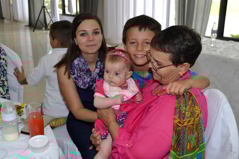 El Salón Blanco recibió a las mamás para agasajarlas con una espléndida recepción en donde el objetivo de hacerlas pasar una tarde inolvidable, se cumplió.