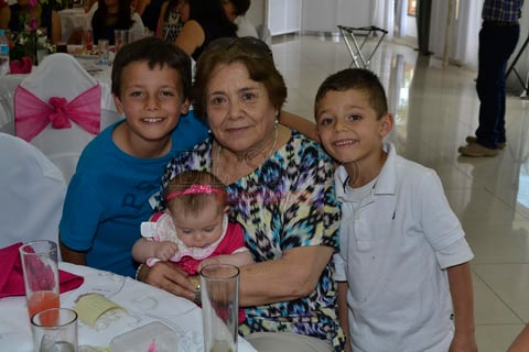 Las mamás disfrutaron de una comida preparada especialmente para esta ocasión, donde el buen ambiente predominó toda la tarde.