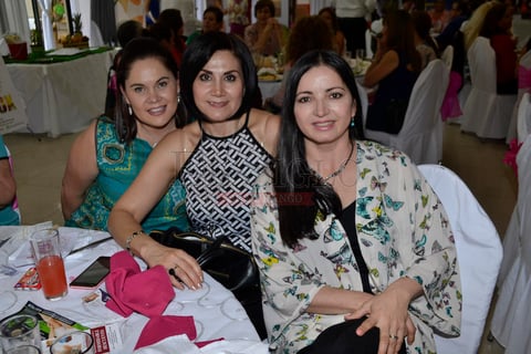 El Salón Blanco recibió a las mamás para agasajarlas con una espléndida recepción en donde el objetivo de hacerlas pasar una tarde inolvidable, se cumplió.