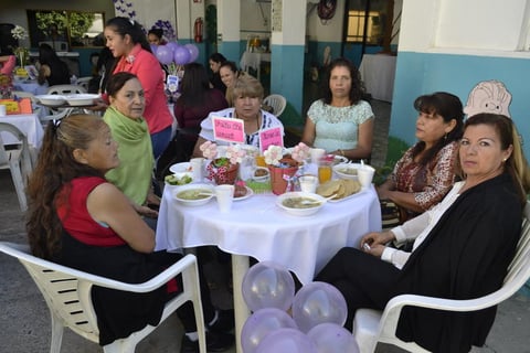 Porque las mamás son amigas, consejeras y mujeres ejemplares, fueron consentidas el Día de la Madre por el personal de la Burbujitas que reconoció con este convivio, la enorme labor que realizan todos los días con sus hijos.