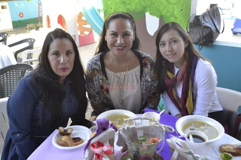 Porque las mamás son amigas, consejeras y mujeres ejemplares, fueron consentidas el Día de la Madre por el personal de la Burbujitas que reconoció con este convivio, la enorme labor que realizan todos los días con sus hijos.
