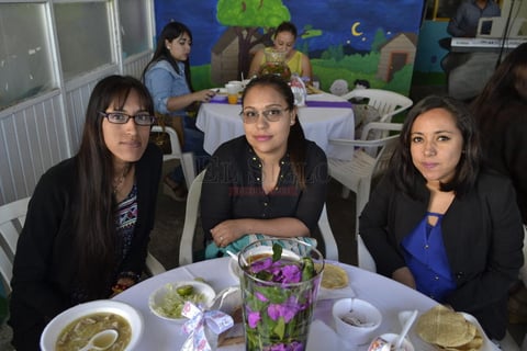 Porque las mamás son amigas, consejeras y mujeres ejemplares, fueron consentidas el Día de la Madre por el personal de la Burbujitas que reconoció con este convivio, la enorme labor que realizan todos los días con sus hijos.