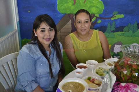 Porque las mamás son amigas, consejeras y mujeres ejemplares, fueron consentidas el Día de la Madre por el personal de la Burbujitas que reconoció con este convivio, la enorme labor que realizan todos los días con sus hijos.