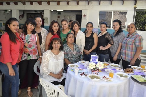 Porque las mamás son amigas, consejeras y mujeres ejemplares, fueron consentidas el Día de la Madre por el personal de la Burbujitas que reconoció con este convivio, la enorme labor que realizan todos los días con sus hijos.