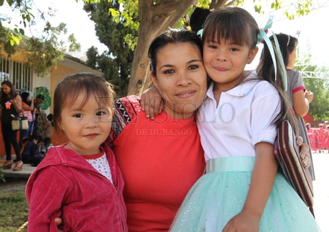 Las mamás fueron sorprendidas por sus hijos quienes presentaron diversos números musicales con mucho cariño para ellas.