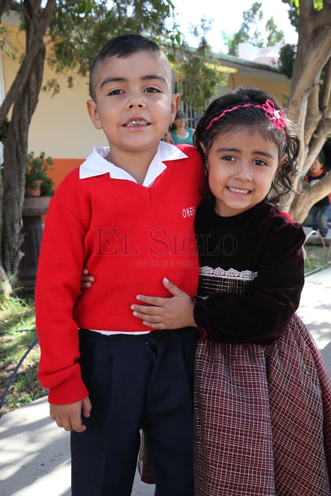 Las mamás fueron sorprendidas por sus hijos quienes presentaron diversos números musicales con mucho cariño para ellas.