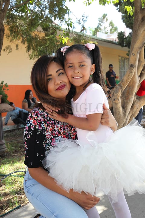 Las mamás fueron sorprendidas por sus hijos quienes presentaron diversos números musicales con mucho cariño para ellas.