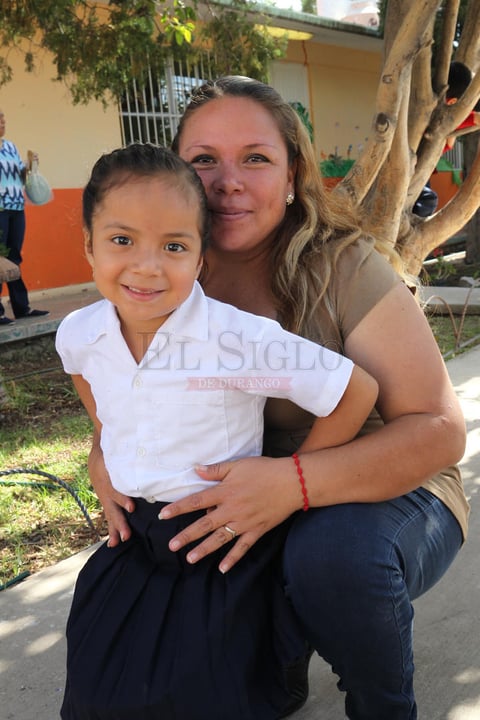 Las mamás fueron sorprendidas por sus hijos quienes presentaron diversos números musicales con mucho cariño para ellas.