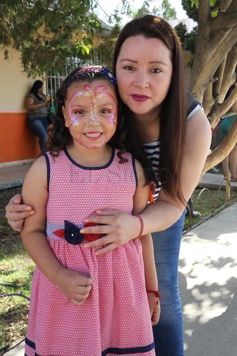 Las mamás fueron sorprendidas por sus hijos quienes presentaron diversos números musicales con mucho cariño para ellas.