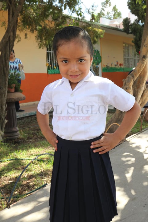 Las mamás fueron sorprendidas por sus hijos quienes presentaron diversos números musicales con mucho cariño para ellas.