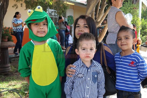 Las mamás fueron sorprendidas por sus hijos quienes presentaron diversos números musicales con mucho cariño para ellas.