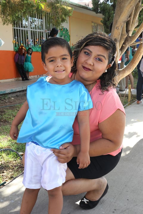 Las mamás fueron sorprendidas por sus hijos quienes presentaron diversos números musicales con mucho cariño para ellas.