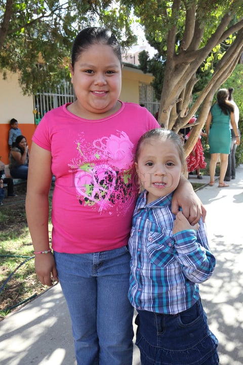 Las mamás fueron sorprendidas por sus hijos quienes presentaron diversos números musicales con mucho cariño para ellas.