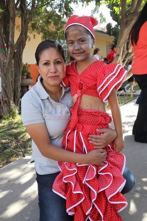 Las mamás fueron sorprendidas por sus hijos quienes presentaron diversos números musicales con mucho cariño para ellas.