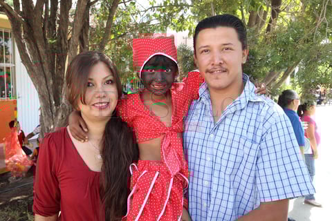 Las mamás fueron sorprendidas por sus hijos quienes presentaron diversos números musicales con mucho cariño para ellas.