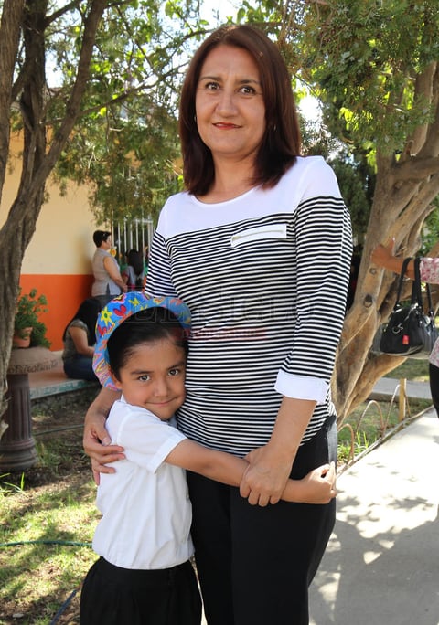 Las mamás fueron sorprendidas por sus hijos quienes presentaron diversos números musicales con mucho cariño para ellas.