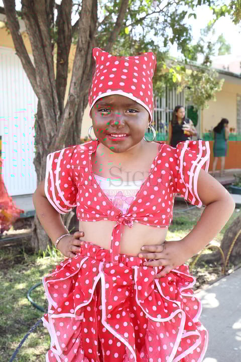 Las mamás fueron sorprendidas por sus hijos quienes presentaron diversos números musicales con mucho cariño para ellas.