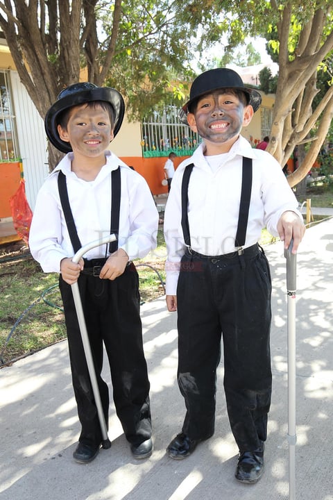 Las mamás fueron sorprendidas por sus hijos quienes presentaron diversos números musicales con mucho cariño para ellas.