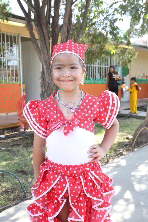 Las mamás fueron sorprendidas por sus hijos quienes presentaron diversos números musicales con mucho cariño para ellas.