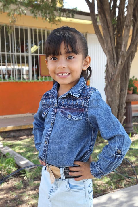 Las mamás fueron sorprendidas por sus hijos quienes presentaron diversos números musicales con mucho cariño para ellas.