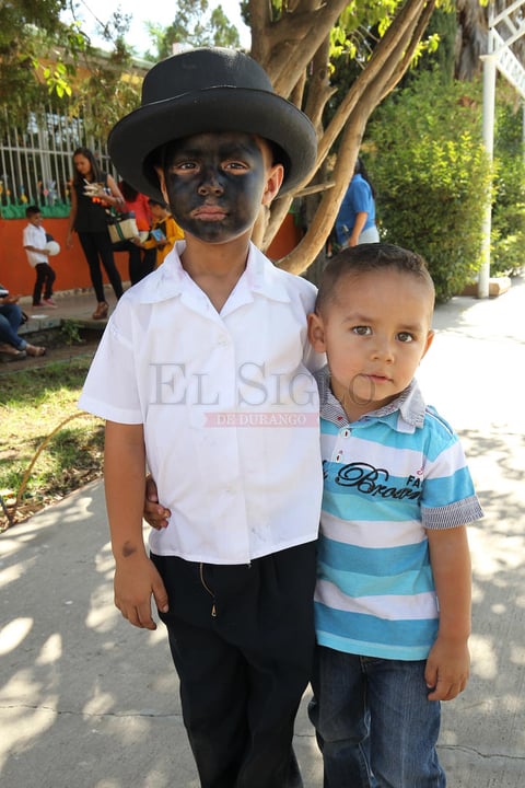 Las mamás fueron sorprendidas por sus hijos quienes presentaron diversos números musicales con mucho cariño para ellas.