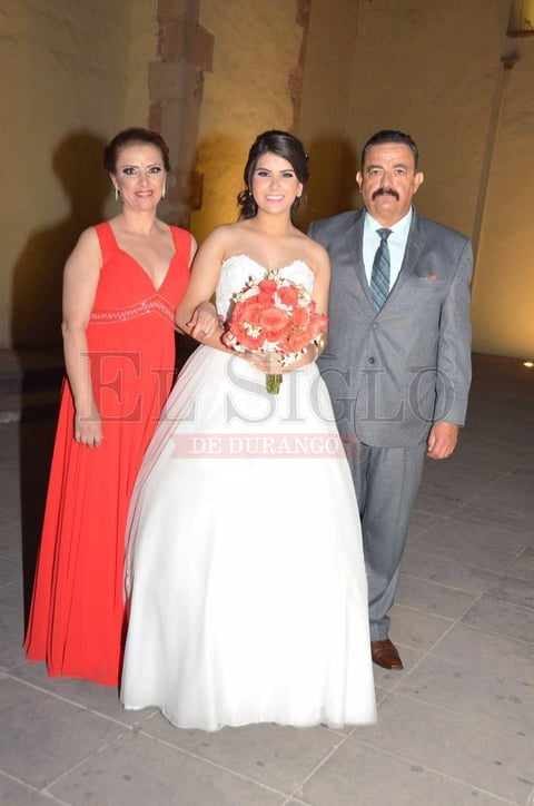 Con sus padrinos  el Ing. Juan Carlos Dávila Rivero y Julia Carrasco Vargas.