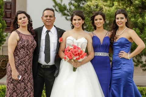 Junto a sus papás Ma. del Socorro Carrasco Vargas y Tomás Torres Romero, así como sus hermanas Valeria Mariel y Romina Michelle.