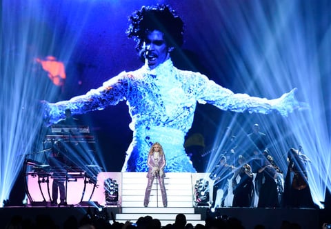 Madonna cantó una versión del clásico Nothing Compares 2 U, escrito por Prince y popularizado por Sinead O'Connor, mientras aparecían imágenes del artista de Mineápolis en la pantalla del recinto.