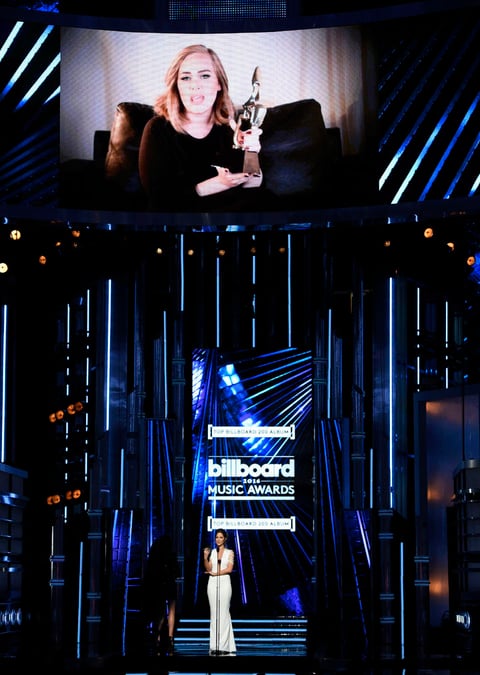 Adele, que no estuvo presente en la gala al estar en plena gira mundial, se llevó el premio principal, el de Mejor Artista del Año, y otras tres estatuillas: Mejor Artista Femenina, Mejor Canción con Mayores Ventas (Hello) y Top Billboard 200 Album (25).