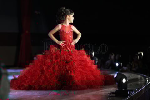 Hermosos vestidos lucieron las aspirantes.