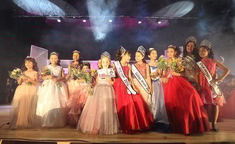 La ganadora junto a sus compañeras.